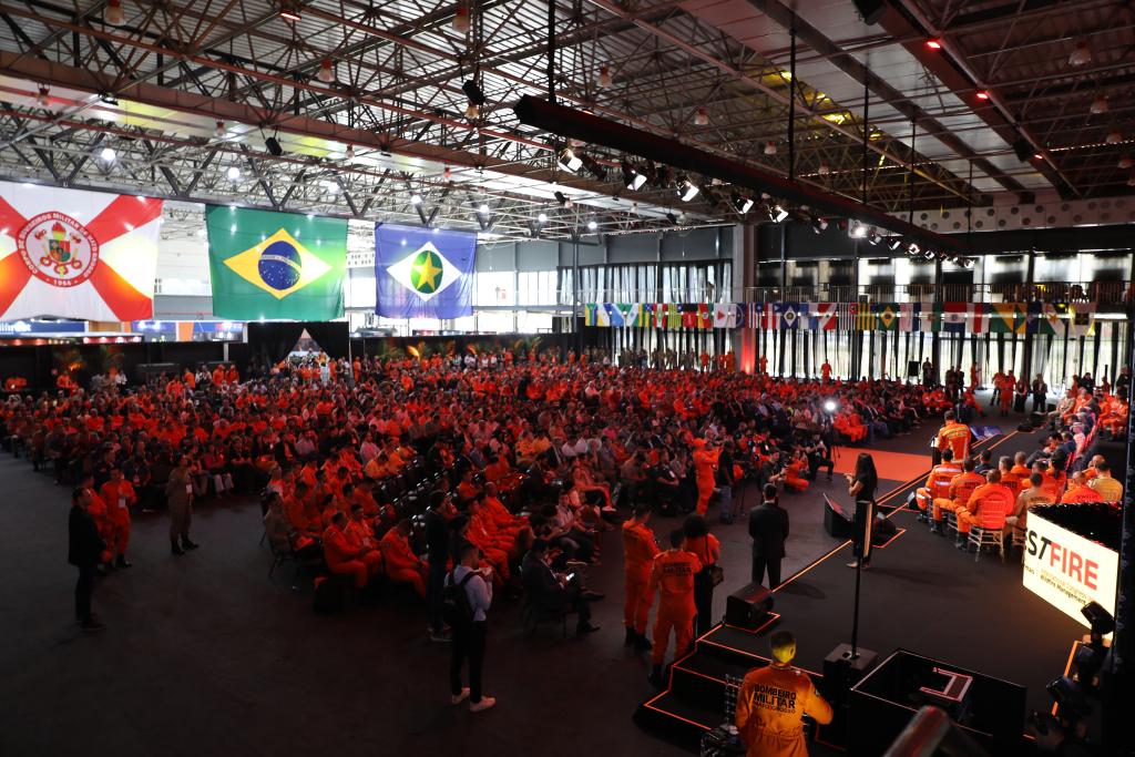 Especialistas internacionais compartilham experiências e discutem prevenção e combate a incêndios florestais no ForestFire 2025