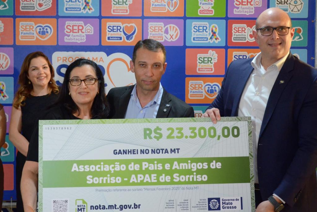 Governo de MT entrega cheque simbólico de R$ 23,3 mil à Apae de Sorriso por meio do Programa Nota MT